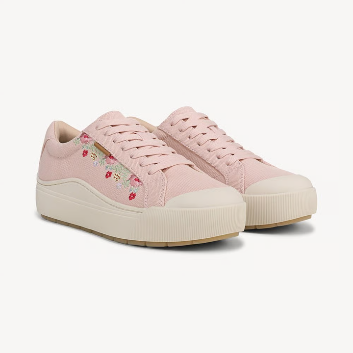 Moderne sneakers donna ricamate floreali, versatili per outfit casual primavera/estate all'insegna del comfort.