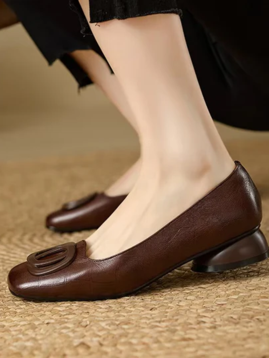 Modella indossa ballerine donna punta quadrata, scarpe basse perfette per camminare con stile e comfort ogni giorno.