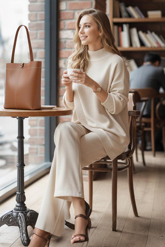 Set invernale in maglia morbida da donna, con maglione oversize a maniche lunghe e pantaloni dritti comodi.