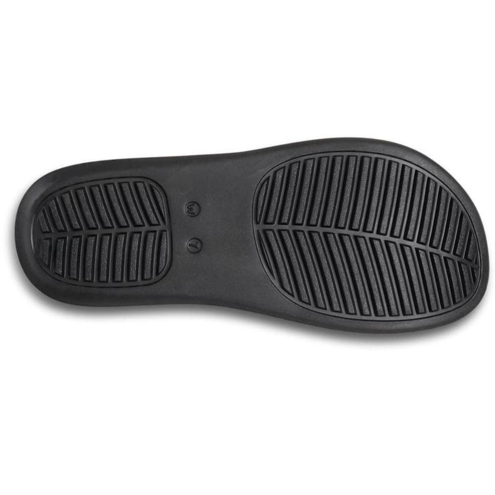 Donna con sandali platform infradito kaki, calzature estive versatili per un comfort alla moda.
