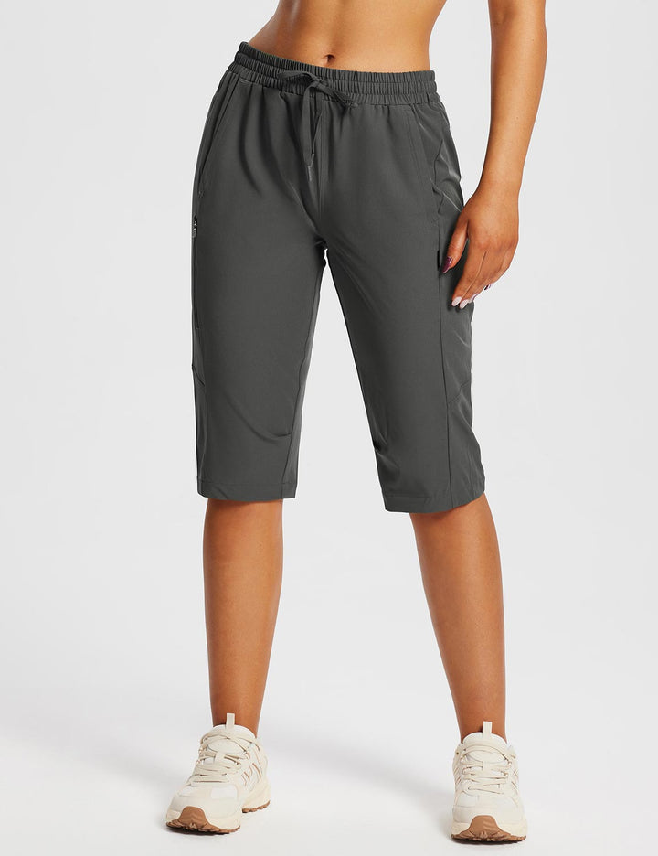 Capri sportivi donna ideali per attività all'aperto, con tasche laterali e resistenza all'acqua.