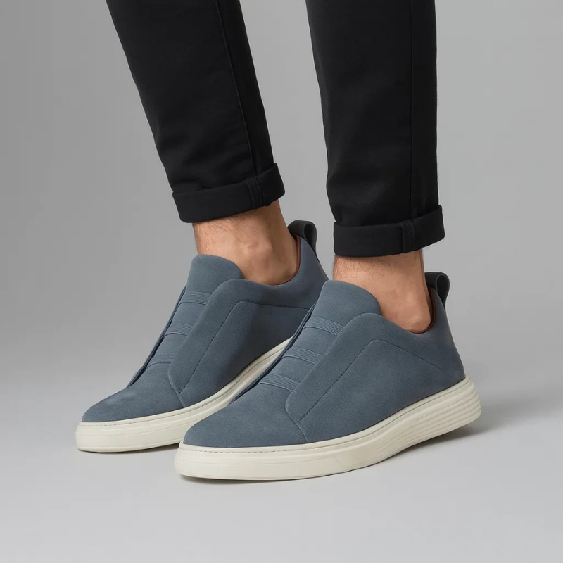 Calzature uomo sneakers casual, perfette per comfort quotidiano. Design versatile con lacci elastici e suola ammortizzata.
