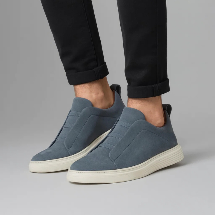 Calzature uomo sneakers casual, perfette per comfort quotidiano. Design versatile con lacci elastici e suola ammortizzata.