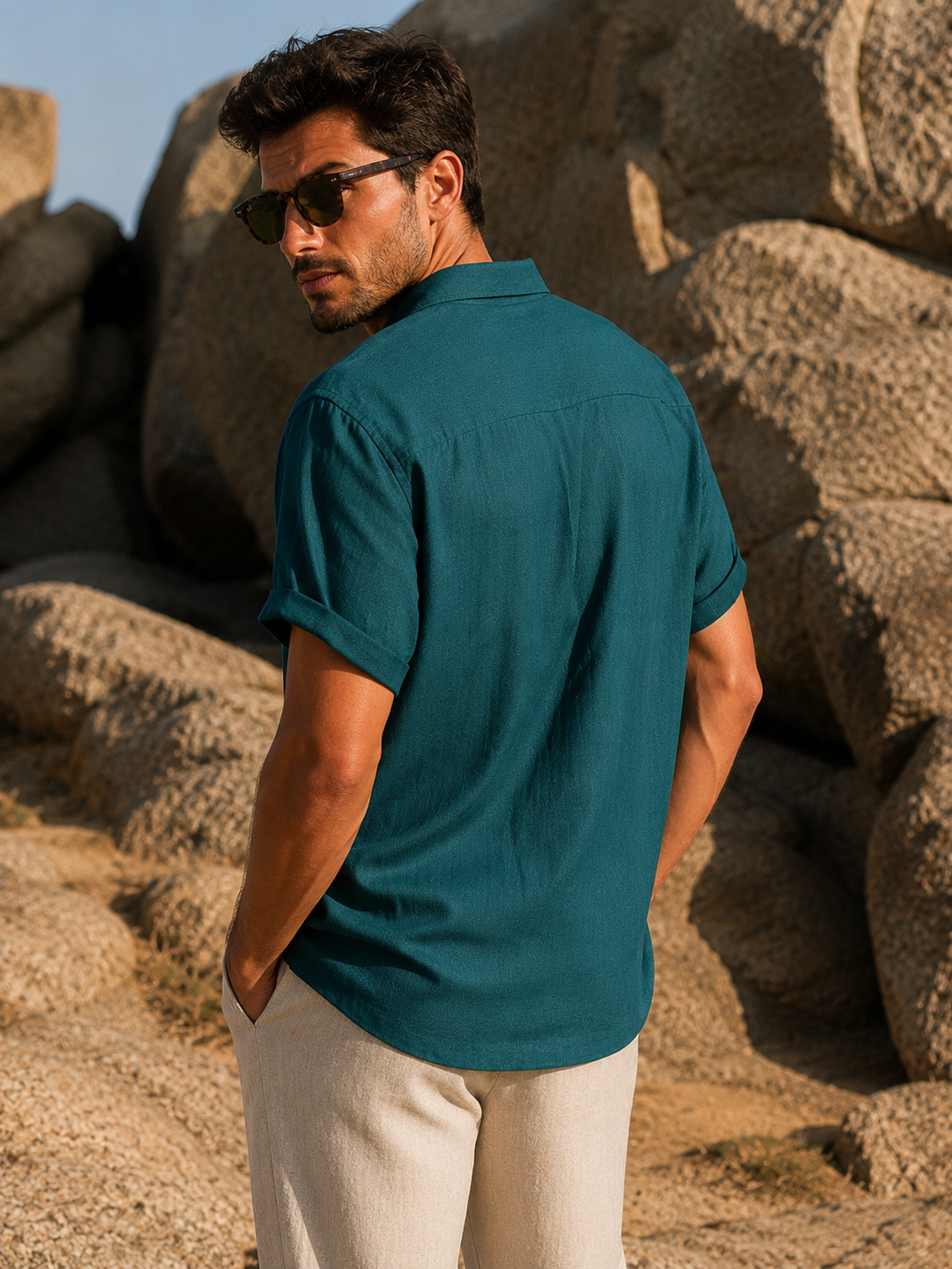 Raffinata camicia uomo verde petrolio, estiva, elegante e confortevole, perfetta per ogni occasione.