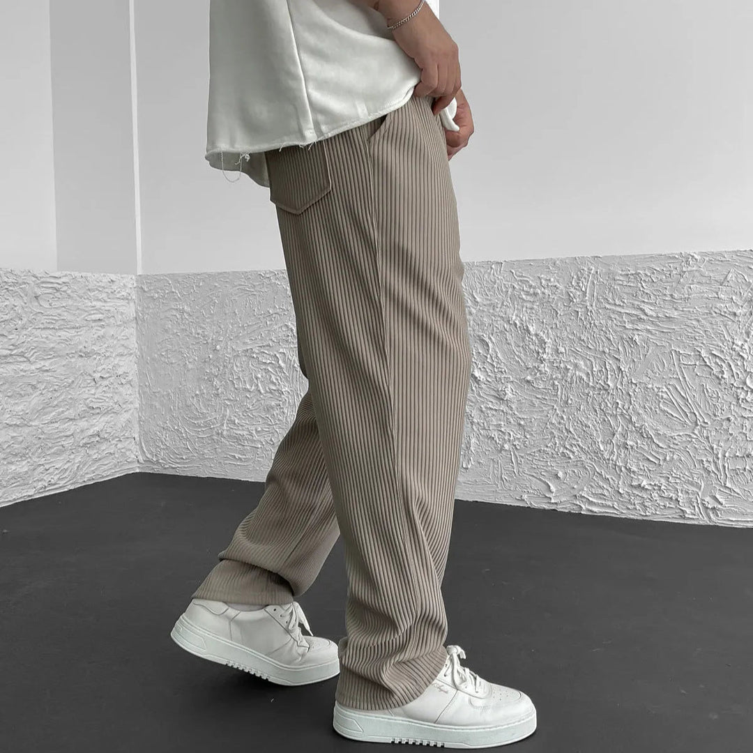 Pantaloni uomo eleganti ma comodi, a vita regolabile. Perfetti per streetwear o un look casual versatile.