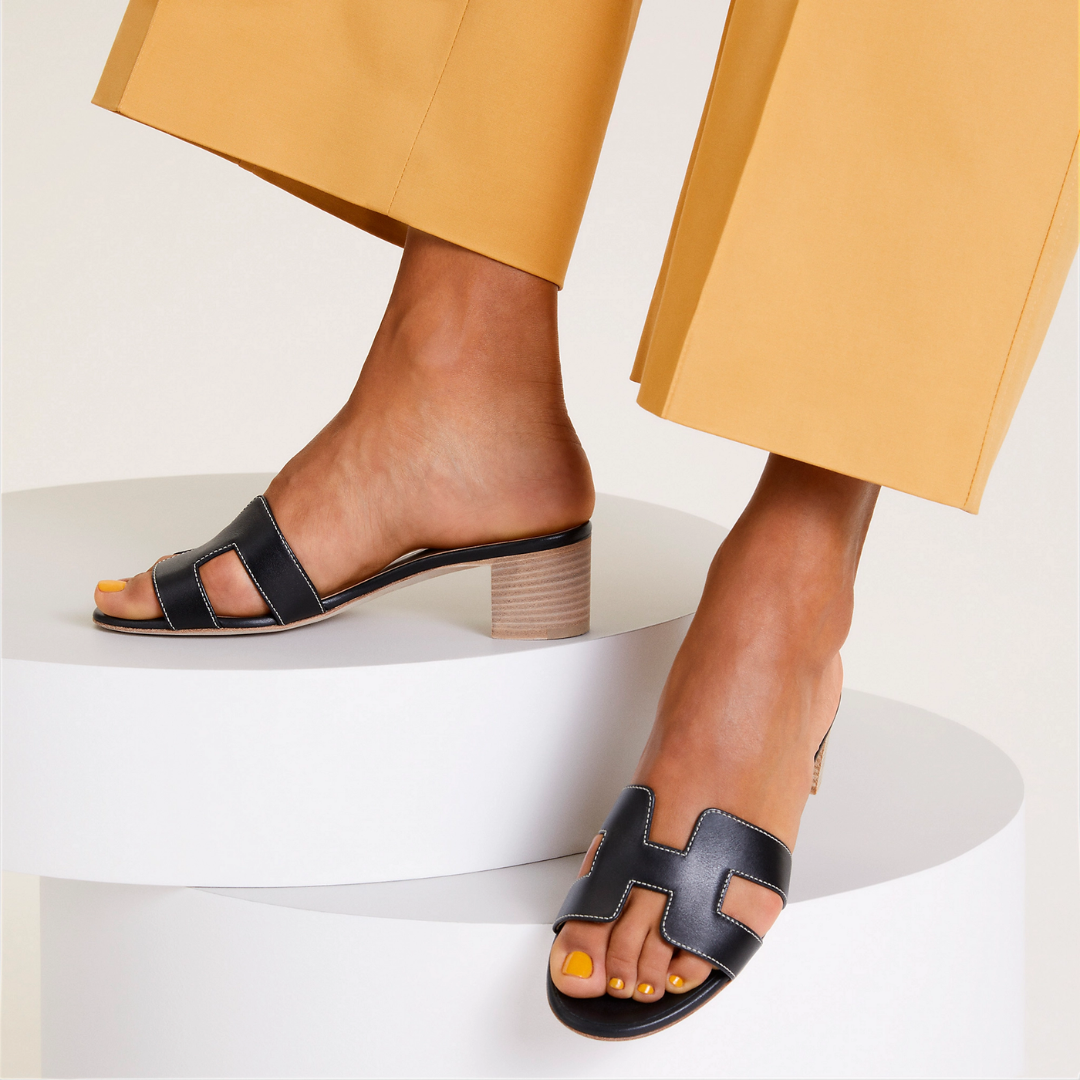 Sandali da donna con tacco, modello Capri, per un comfort chic e un tocco di eleganza estiva.