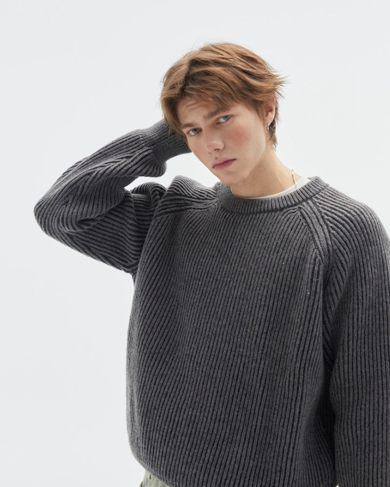 Maglione uomo girocollo grigio, morbido, con spalle scese e vestibilità comoda per un look casual rilassato.