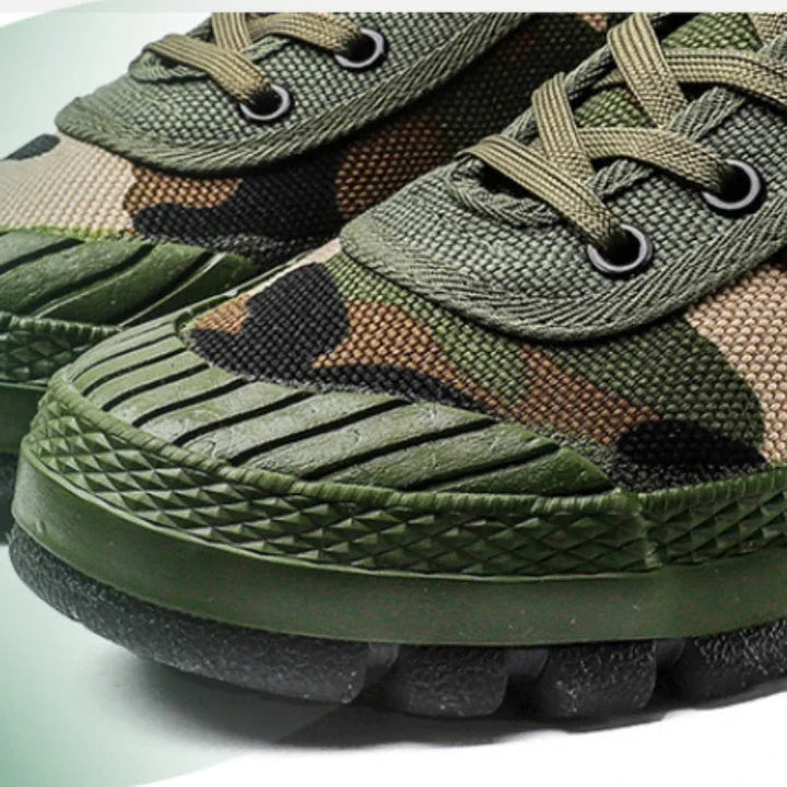 Sneakers donna mimetico, ammortizzate e resistenti, perfette per comfort e durabilità su ogni superficie.