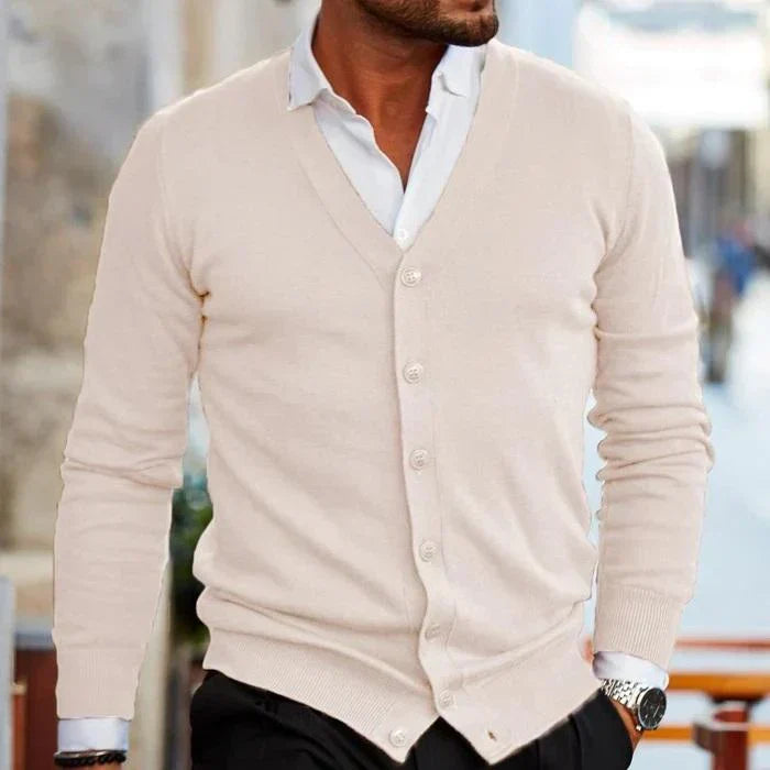 Cardigan uomo elegante scollo a V, con bottoni. Perfetto su camicia per un look da ufficio o formale.