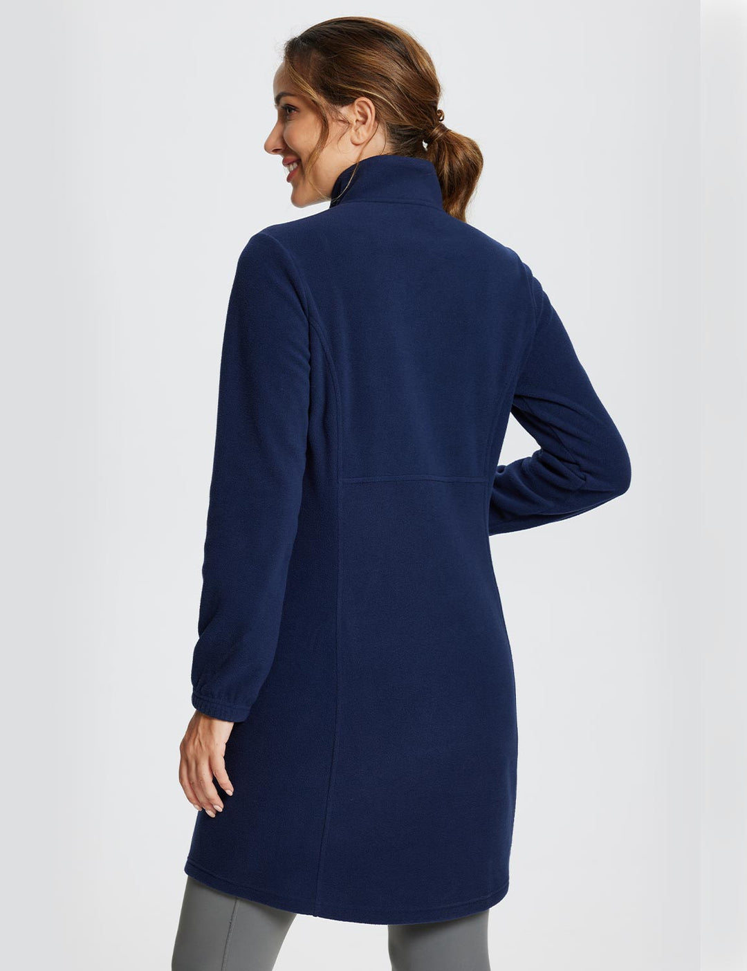 Tunica midi invernale da donna. Con mezza zip, collo alto e tasca. Stile autunnale, casual e alla moda.