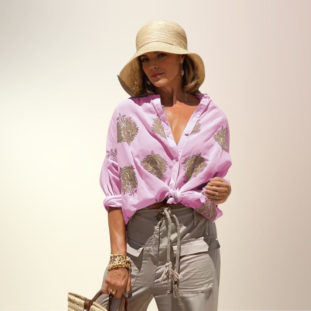 Dettaglio stampa boho su camicia lunga donna. Blusa estiva leggera, maniche lunghe, per un tocco di eleganza casual.