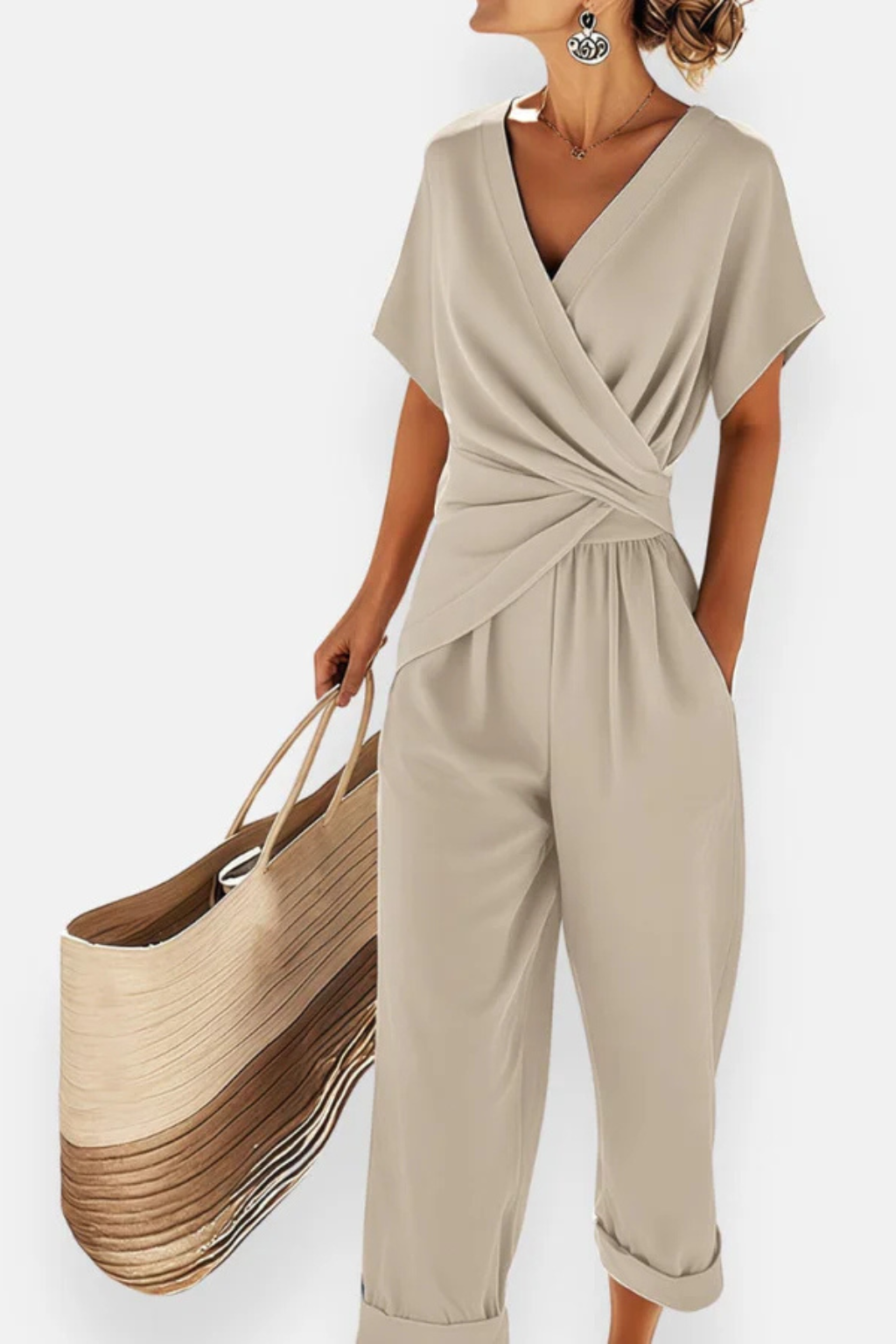 Tuta estiva donna, scollo a V profondo e tasche. Comoda per outfit casual, ideale per primavera ed estate.
