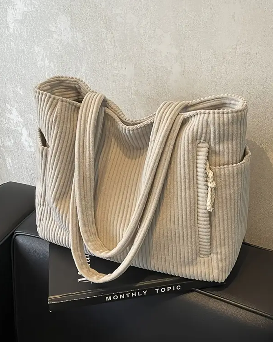 Borsa a tracolla da donna in velluto a coste, design pulito e capiente, essenziale per la vita in città.