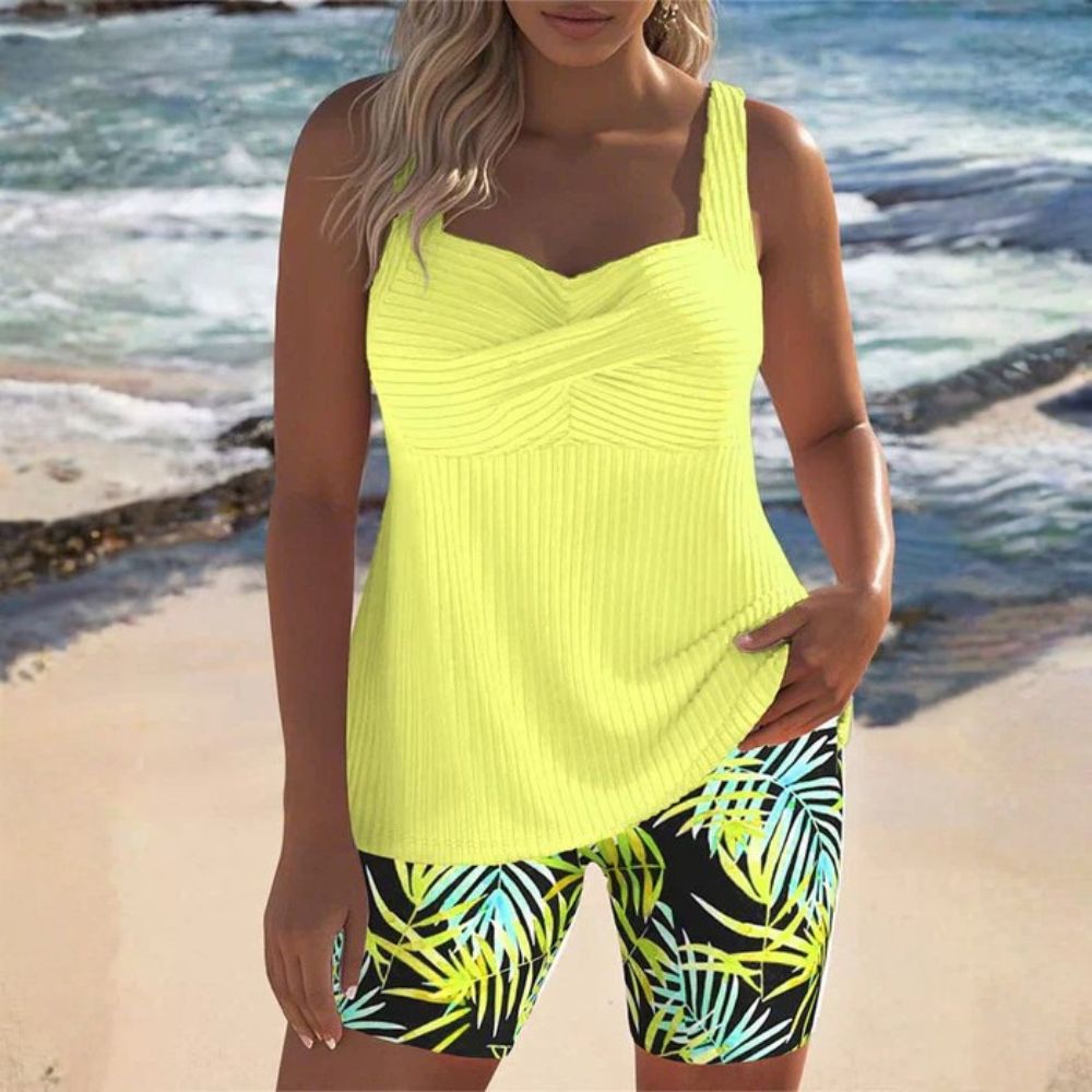 Costume tankini donna modellante a costine con shorts tropicali vivaci. Ideale per taglie grandi al mare.