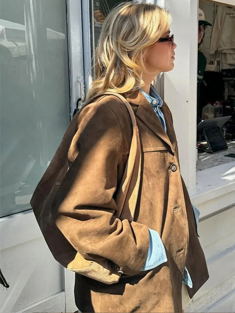 Elegante blazer oversize donna marrone, un capo moda versatile che offre comfort e un tocco chic.