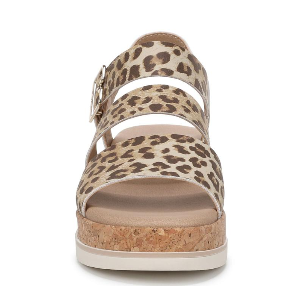 Profilo laterale sandali donna leopardati, scarpe estive alla moda che combinano stile e comfort.