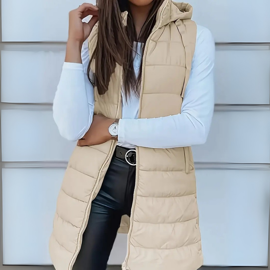 Caldo gilet piumino donna imbottito, leggero e con cappuccio. Smanicato lungo ideale per comfort moda inverno.