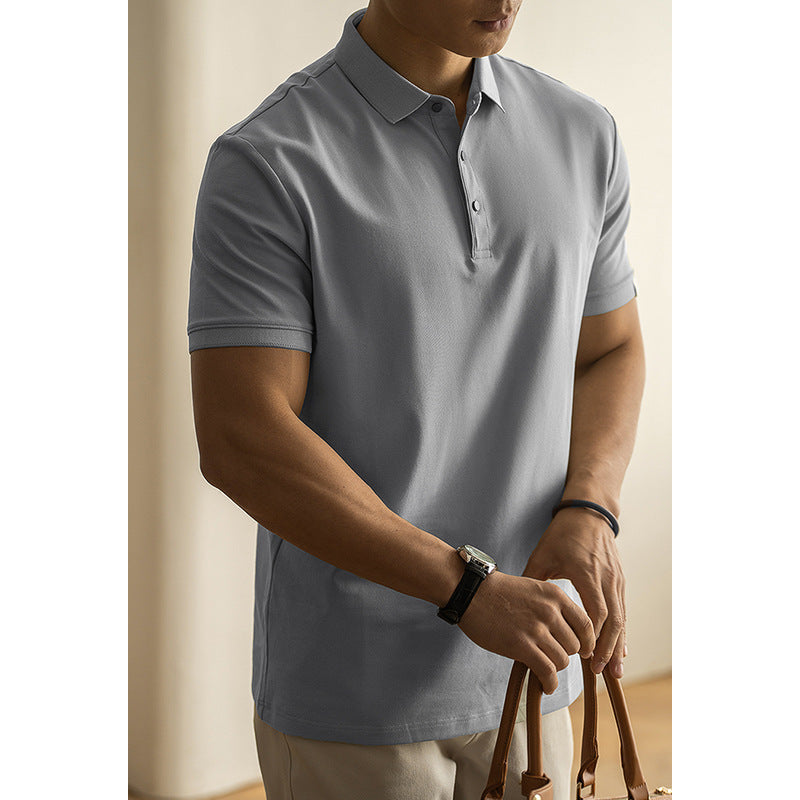 Polo uomo a maniche corte, perfetta per un look casual e confortevole nella moda maschile primaverile.