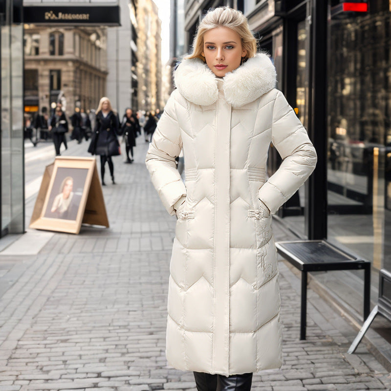 Moderno cappotto invernale lungo da donna, caldo e versatile con un raffinato colletto in pelliccia per ogni occasione.