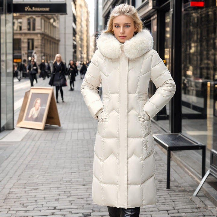 Moderno cappotto invernale lungo da donna, caldo e versatile con un raffinato colletto in pelliccia per ogni occasione.