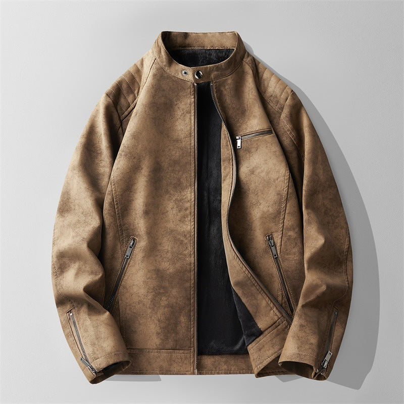 Giacca uomo bomber effetto camoscio marrone con colletto alto. Abbigliamento esterno autunnale, stile casual.