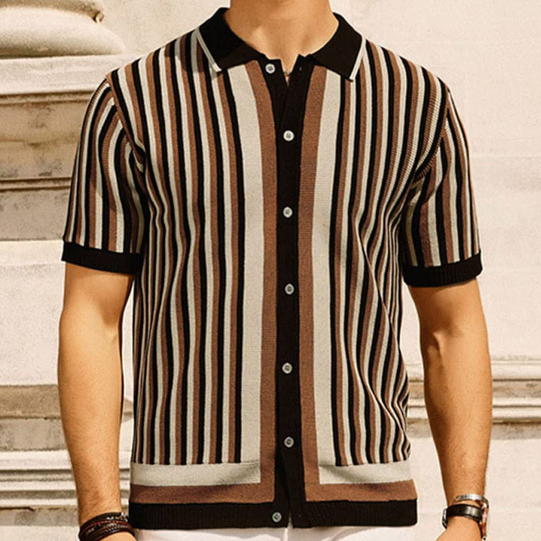 Polo uomo elegante a maniche corte, design a righe per stile casual versatile. Abbigliamento maschile moderno.