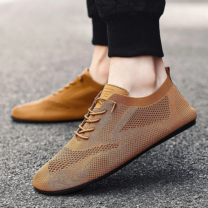 Sneakers uomo casual con lacci per stile versatile. Scarpe leggere traspiranti, perfette per comfort e moda.