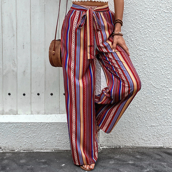 Pantaloni donna vita alta, gamba larga, fantasia stampata. Look casual-chic moderno e confortevole.