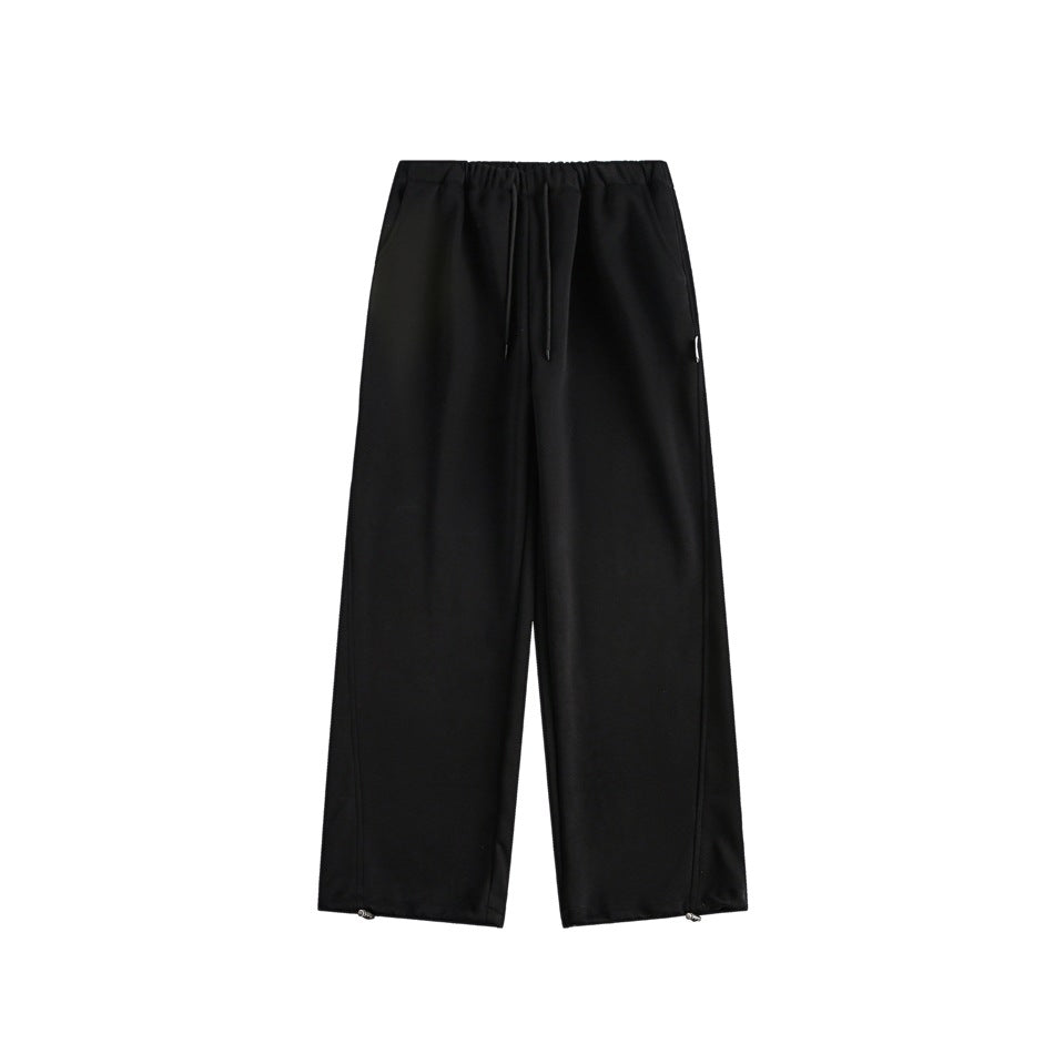 Comodi pantaloni tuta donna marrone, perfetti per tempo libero. Vita regolabile e design sportivo casual.