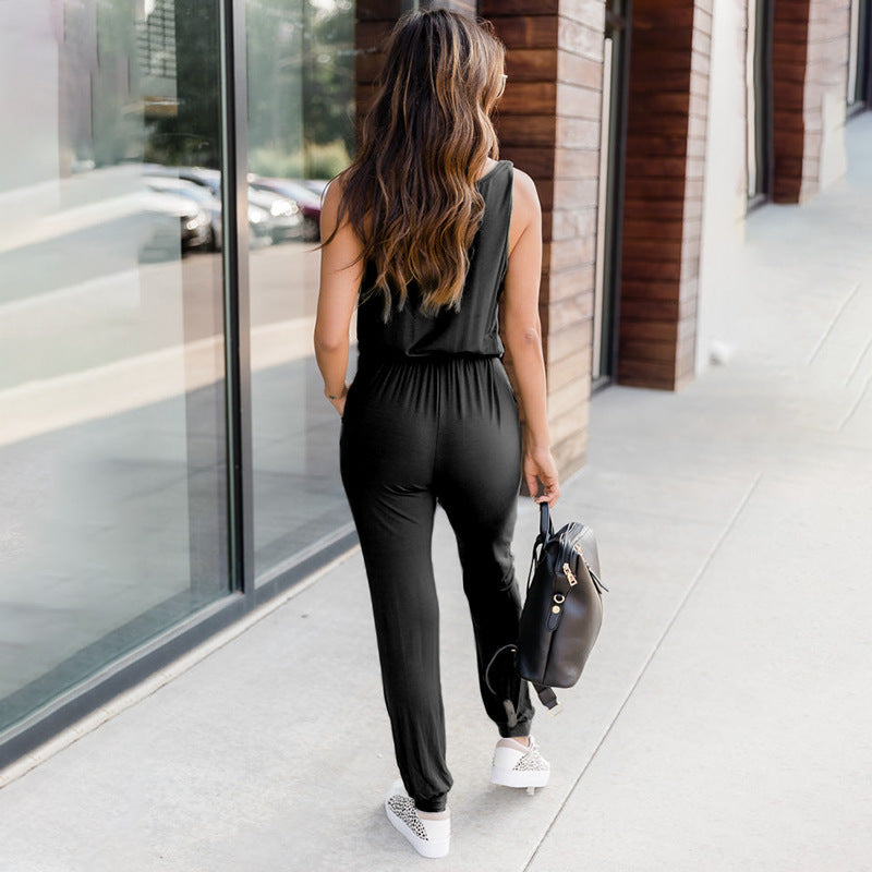 Abbigliamento donna primavera: tuta casual elegante, top senza maniche, pantaloni gamba affusolata.