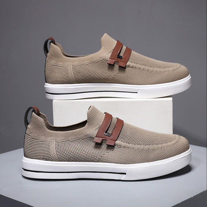 Scarpe uomo slip-on beige, traspiranti e ultra leggere per il massimo comfort quotidiano.