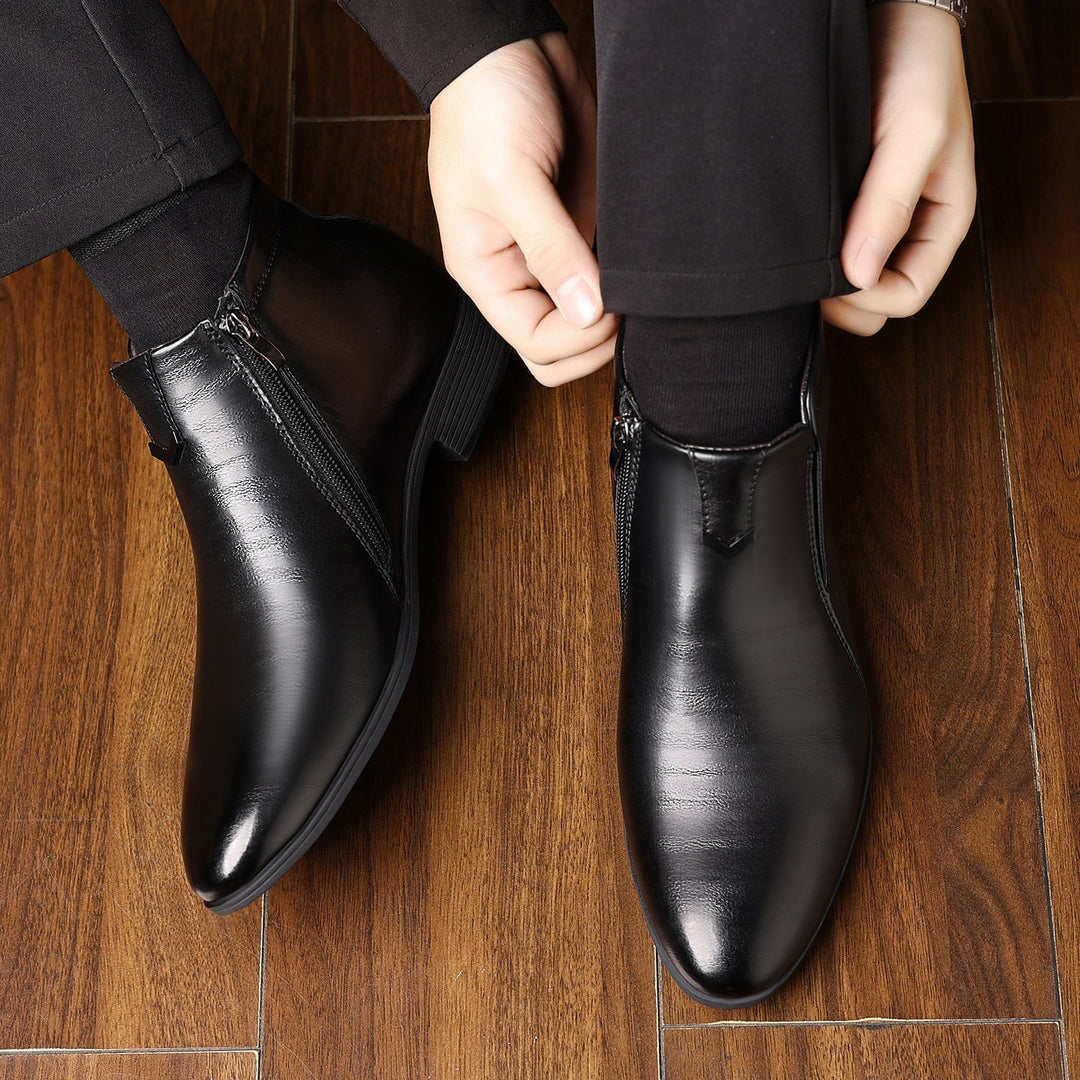 Chelsea boots uomo, perfetti per la moda autunnale. Scarpe eleganti con motivo in rilievo e cerniera laterale.