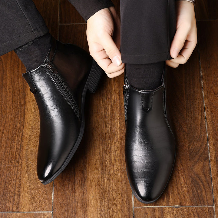 Chelsea boots uomo, perfetti per la moda autunnale. Scarpe eleganti con motivo in rilievo e cerniera laterale.