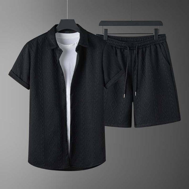 Set due pezzi uomo versatile: maglietta e shorts neri con motivo a rombo, perfetto per ogni occasione casual.