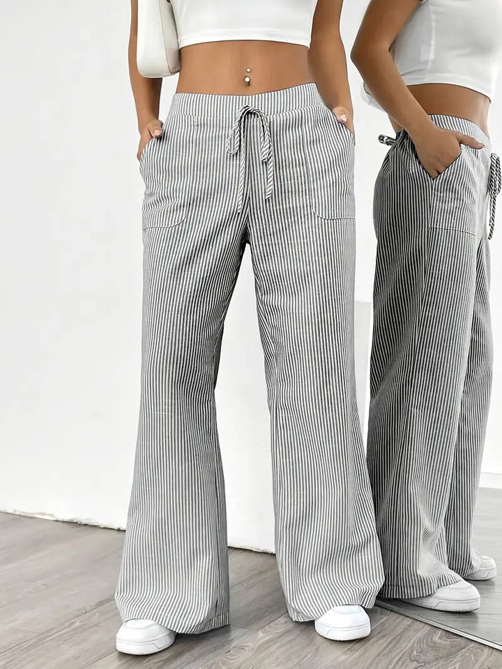 Pantaloni estivi donna a righe, vita alta, vestibilità rilassata e design moderno.