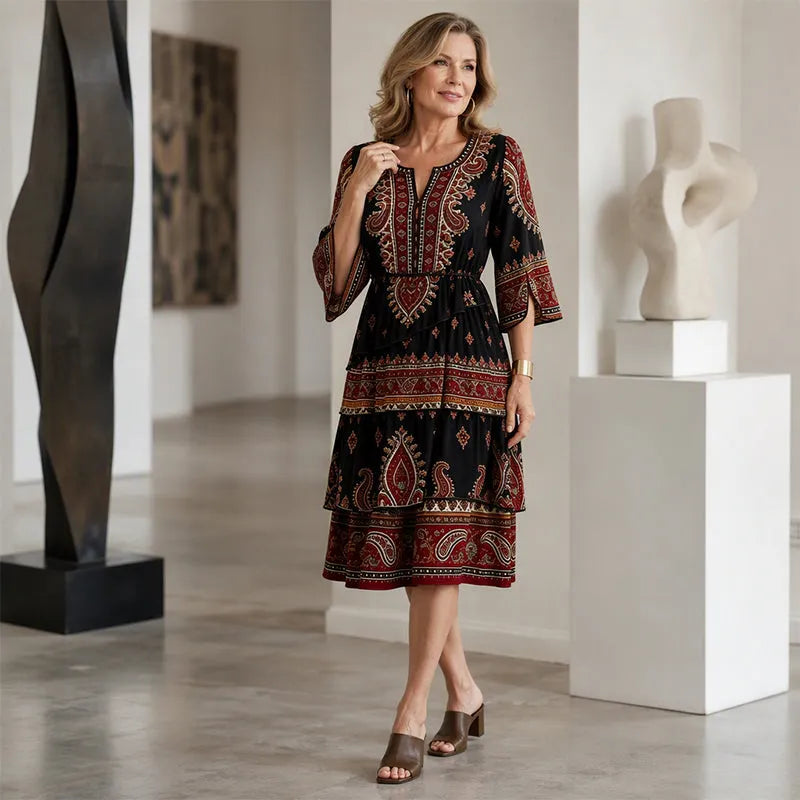 Abito estivo donna con stampa etnica colorata, stile bohémien, volant e tessuto fresco in cotone.