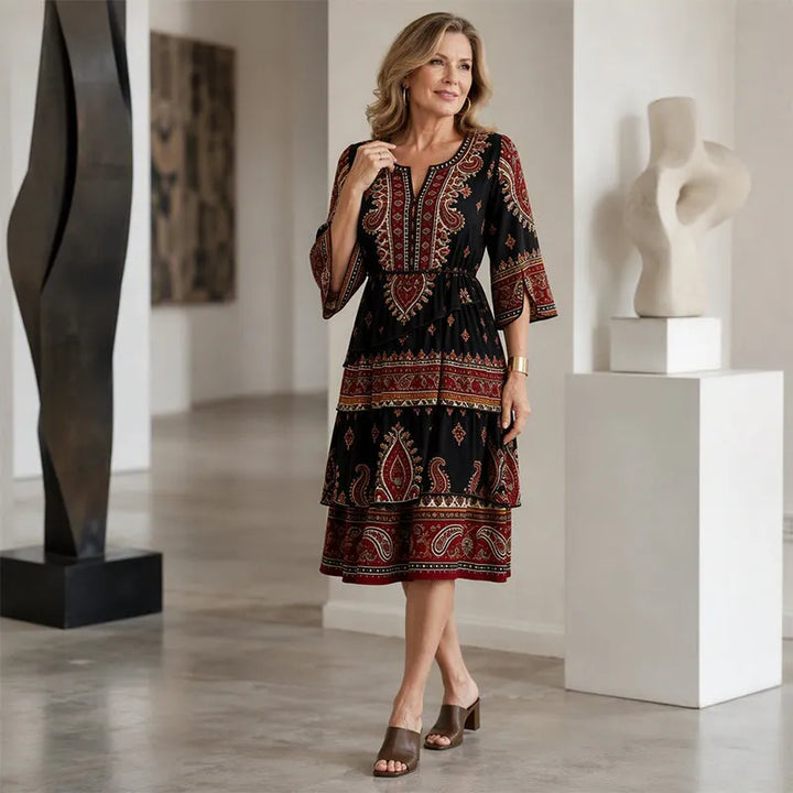 Abito estivo donna con stampa etnica colorata, stile bohémien, volant e tessuto fresco in cotone.