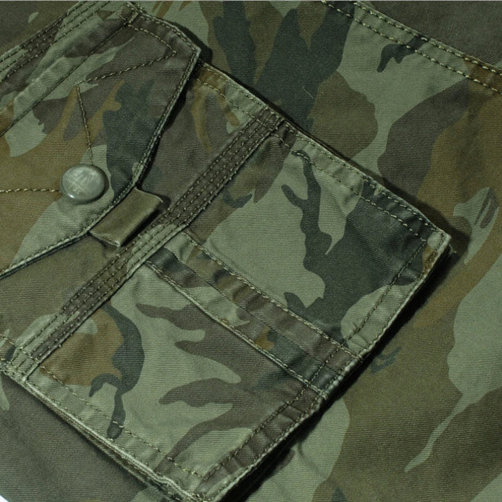 Pantaloni cargo corti uomo con vestibilità comoda, in cachi. Stile versatile per l'abbigliamento estivo casual.