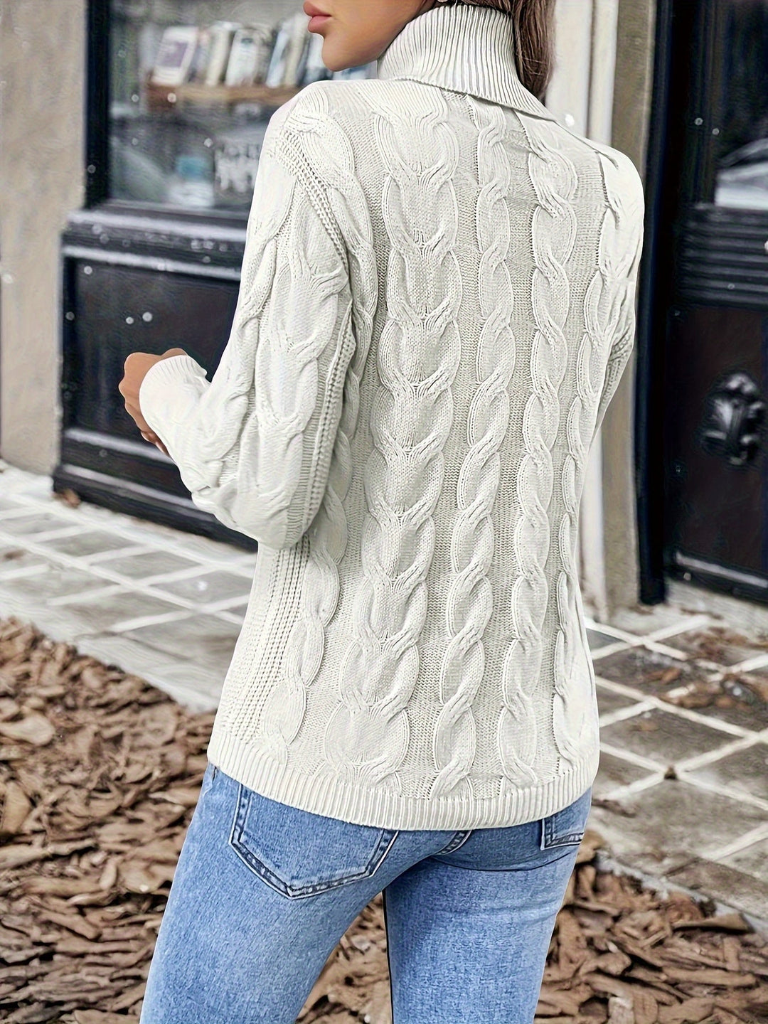Maglione donna invernale a trecce, collo alto. Comodo, caldo e di tendenza.