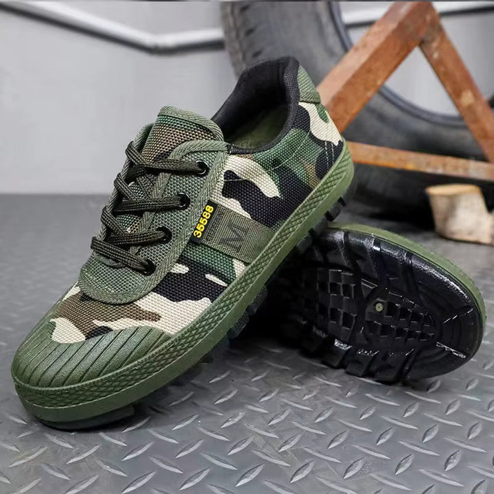 Sneakers donna camouflage verdi, versatili per trekking, attività outdoor e look urbani resistenti.