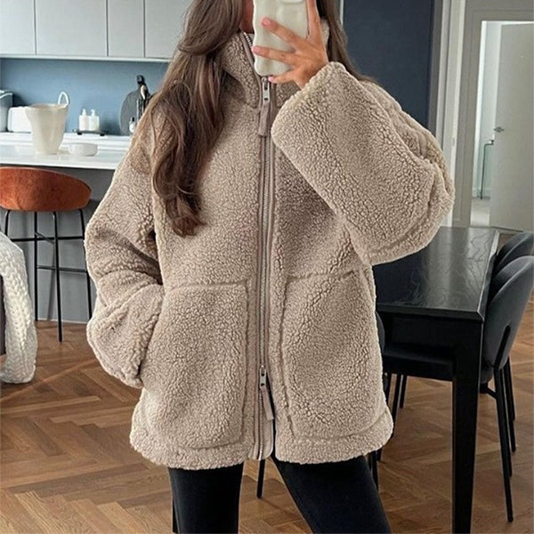 Giacca in pile da donna moderna con zip, colletto a punta. Perfetta per uno stile urbano versatile.