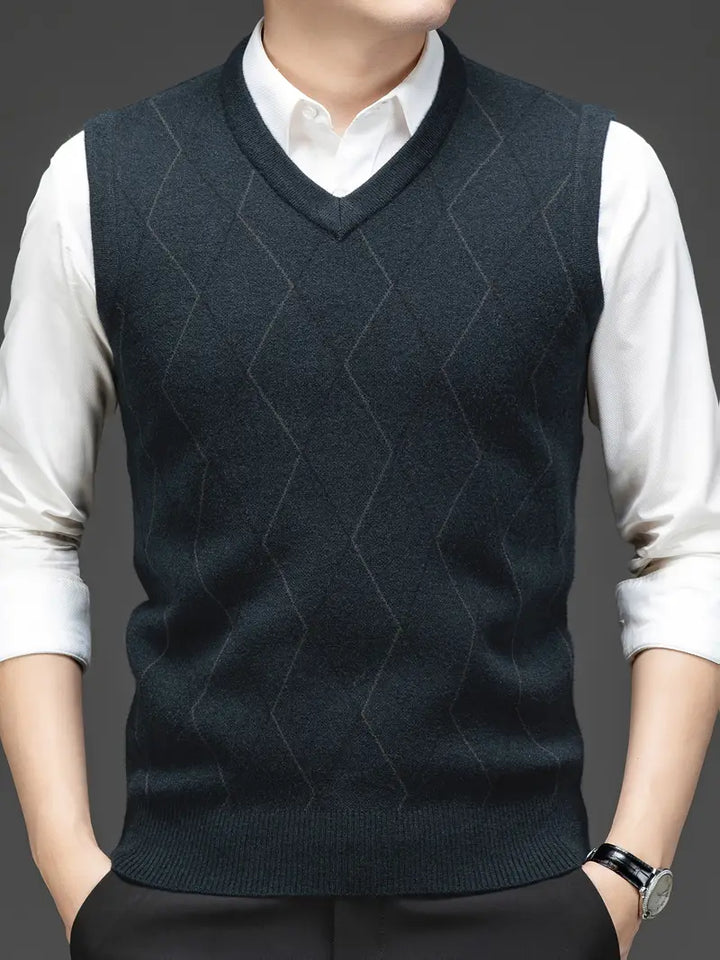 Gilet uomo elegante slim fit con scollo a V, perfetto per outfit ufficio e look maschili raffinati.