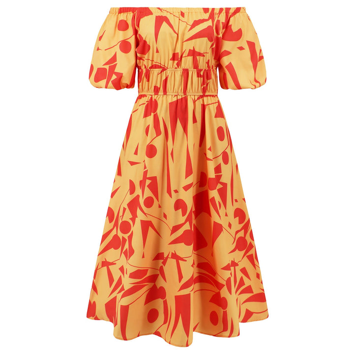 Modella che indossa un abito donna midi monospalla con elegante plissettatura per uno stile sofisticato.
