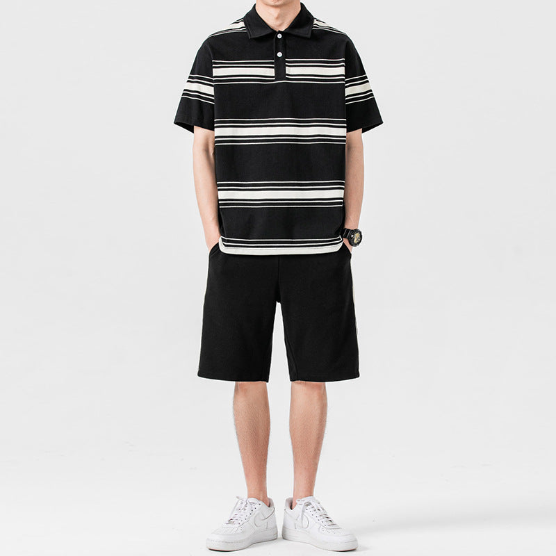 Completo sportivo estivo uomo nero: t-shirt manica corta e shorts casual. Ideale per comfort e stile estivo.