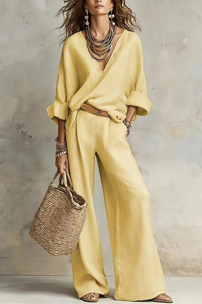 Completo estivo fluido per donna, con scollo a V e pantaloni larghi, perfetto per un look casual o elegante.