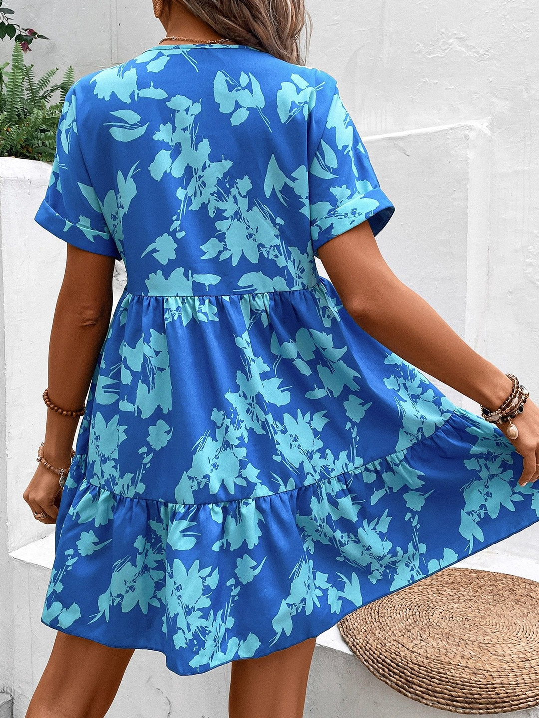 Vestito donna moda estiva con maniche a pipistrello e balze, fresco e trendy per la stagione primavera/estate.