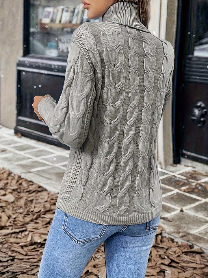 Maglione donna con trecce e collo alto. Vestibilità ampia e confortevole.