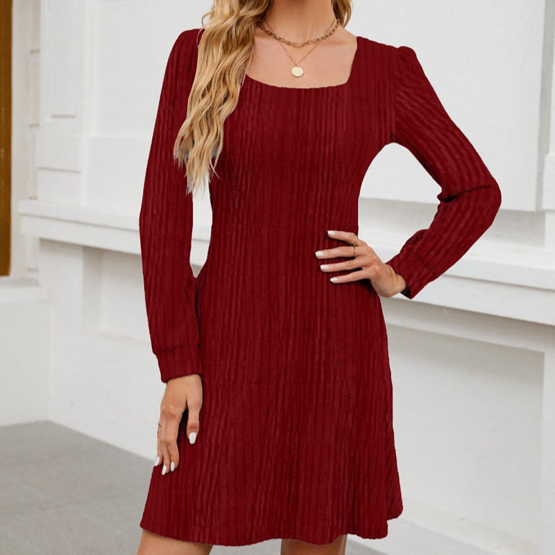 Mini abito donna con tasche, maniche lunghe e scollo quadrato. Comodo e funzionale.
