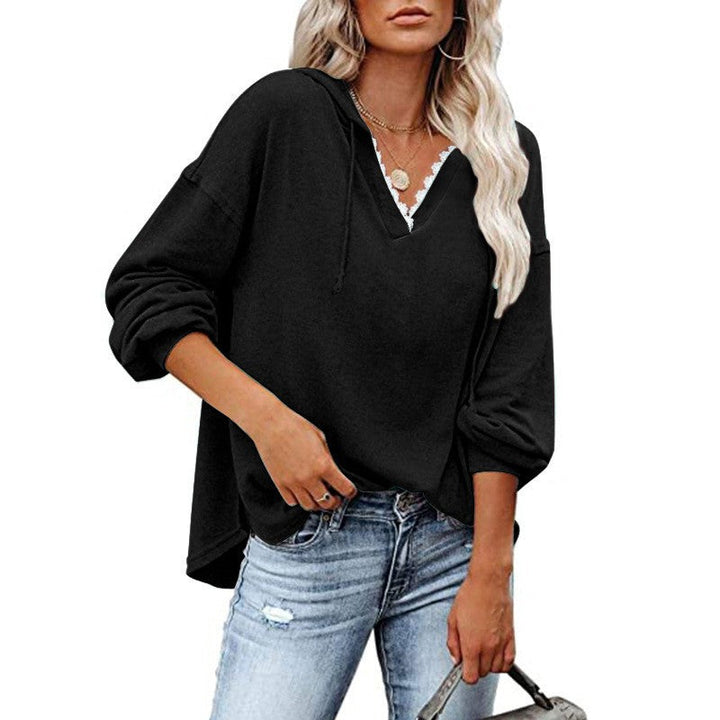Abbigliamento femminile: felpa con cappuccio, scollo a V in pizzo e maniche lunghe, look versatile.