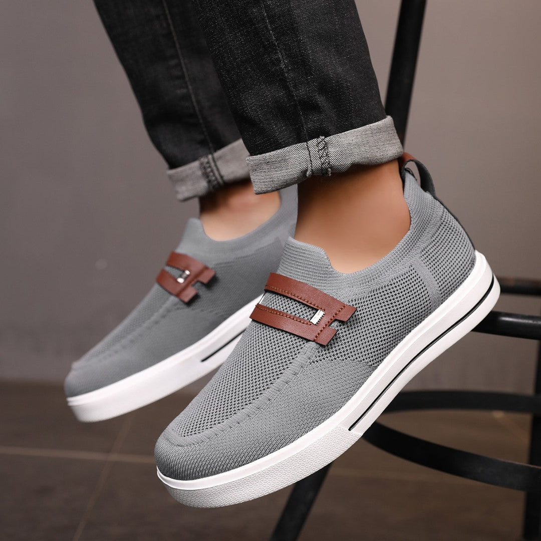 Pratiche sneakers uomo slip-on grigie, facili da indossare, perfette per comfort e stile casual.
